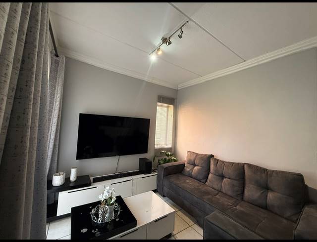 2 BEDROOM APARTMENT FOR SALE IN KEMPTON PARK CENTRAL